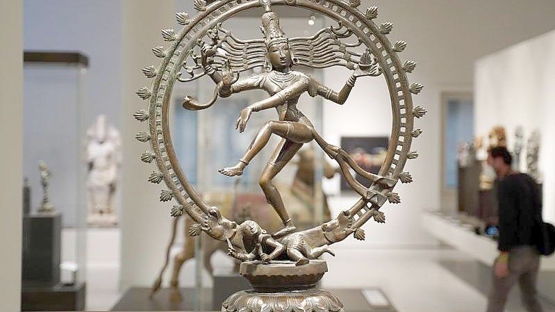 Eine Shiva aus Süd-Indien ist im Humboldt Forum ausgestellt. Schätze der Weltkulturen aus Afrika, Asien, Amerika und Ozeanien sind ab 23. September 2021 in der zweiten und dritten Etage des Humboldt Forums zu sehen. Foto: Jörg Carstensen/dpa