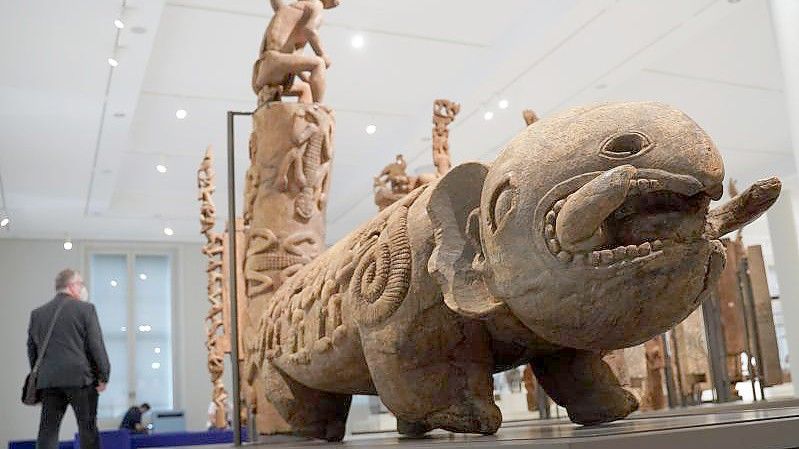 Eine Trommel aus Kamerun, die die Form eines Fantasietieres hat, ist im Humboldt Forum ausgestellt. Foto: Jörg Carstensen/dpa