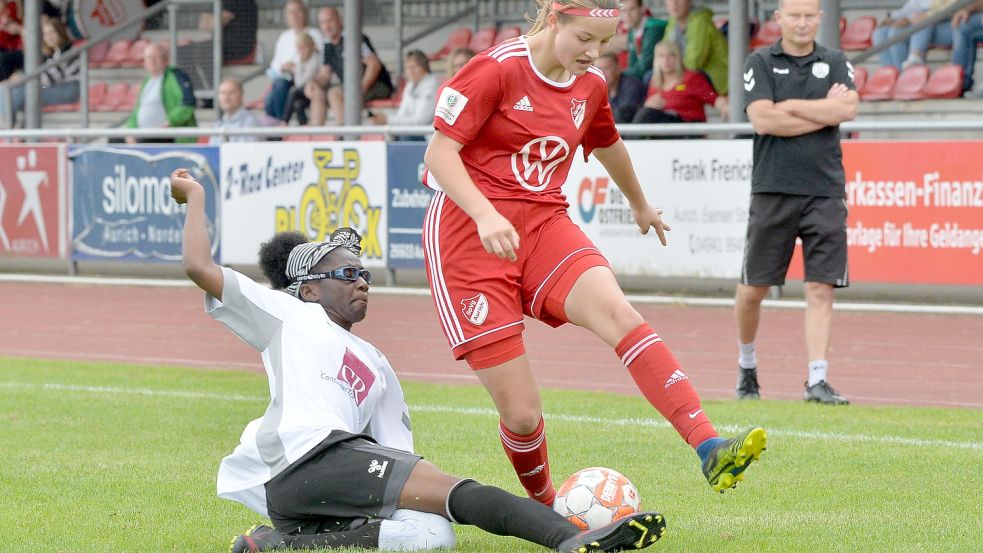 Die Harburger Torschützin Benedicta Arhin luchst der Auricherin Leonie Fiedler den Ball ab.Foto: Bernd Wolfenberg