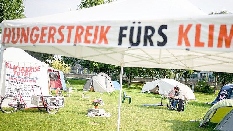 Im Regierungsviertel haben die Hungerstreikenden ein Camp aufgebaut. Foto: Kay Nietfeld/dpa