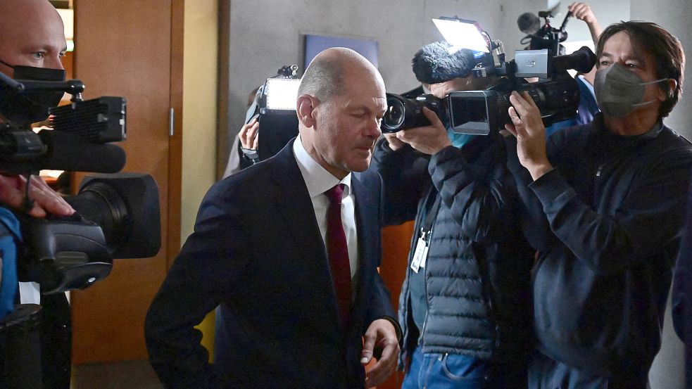 Bundesfinanzminister Olaf Scholz (SPD) sagt dann doch lieber persönlich im Finanzausschuss zu den Vorwürfen gegen die ihm unterstellte Geldwäsche-Spezialeinheit aus. Foto: Foto: AFP/TOBIAS SCHWARZ