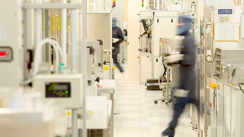 Ein Angestellter von Osram Opto Semiconductors geht durch einen Reinraum in der LED-Produktion im Osram-Werk in Regensburg (Symbolbild). Foto: Armin Weigel/dpa