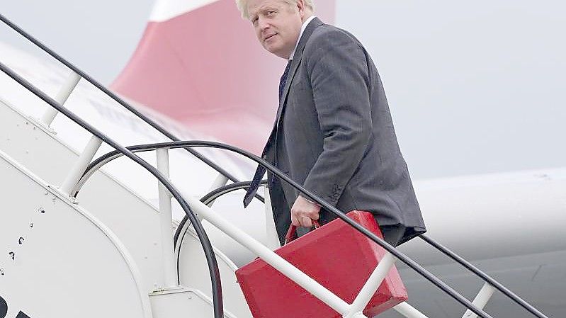 Der britische Premierminister Boris Johnson kurz vor seinem Flug in die USA. Foto: Stefan Rousseau/PA Wire/dpa