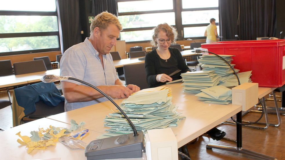 Am 12. September mussten im Rathaus 6300 Wahlbriefe geöffnet werden. Foto: Karin Böhmer