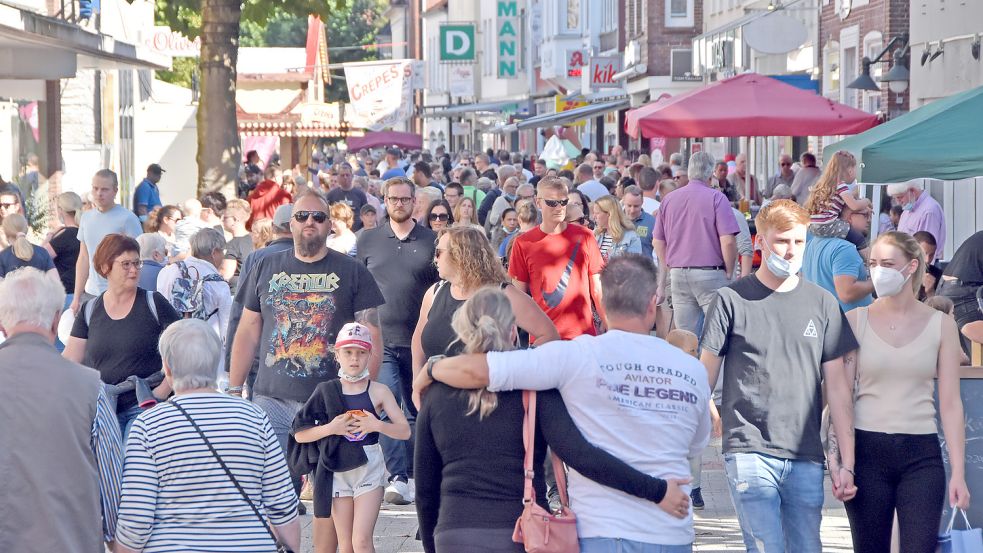Beim Stadtzauber waren Anfang September an einem Sonntagnachmittag in der Auricher Fußgängerzone viele Besucher unterwegs. Foto: Thomas Dirks