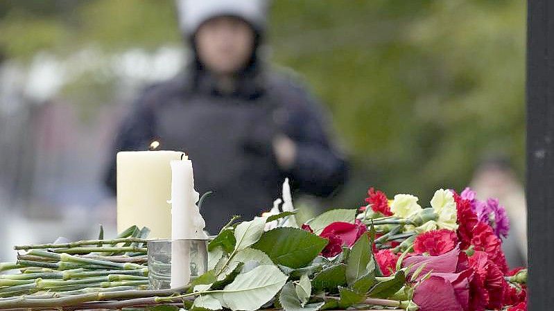Kerzen und Blumen stehen auf einem Tisch nach einer Schießerei in der Staatlichen Universität Perm, etwa 1.100 Kilometer östlich von Moskau. Foto: Dmitri Lovetsky/AP/dpa
