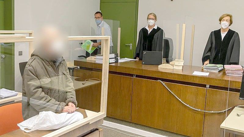 Der Angeklagte (l.) zum Prozessauftakt im Gerichtssaal des Landgerichts München I. Foto: Peter Kneffel/dpa