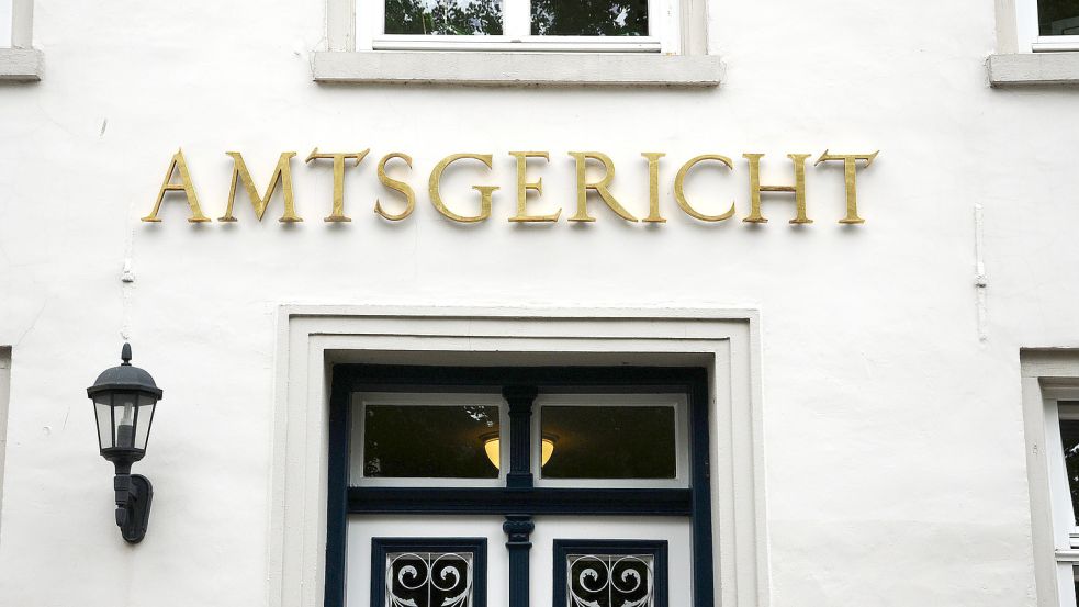Vor dem Auricher Amtsgericht ging es um ein Hitlerbild und einen unpassenden Vergleich. Archivfoto: Wilfried Frerichs