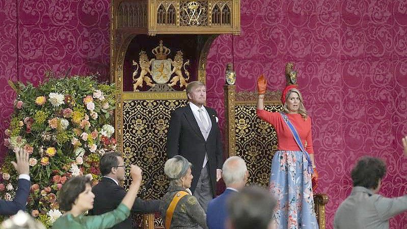 Maxima, Königin der Niederlande, und Mitglieder des Parlaments stehen für einen dreifachen Salut vor Willem-Alexander, König der Niederlande. Foto: Peter Dejong/AP/dpa