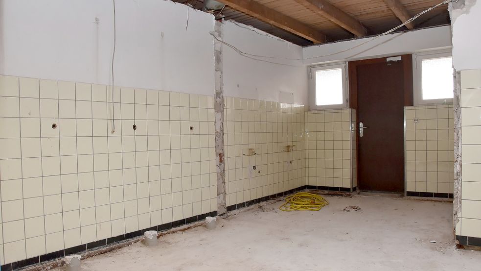 Die Schülertoiletten der Grundschule Upgant-Schott sind entkernt. Seither aber herrscht Stillstand auf der Baustelle. Foto: Thomas Dirks