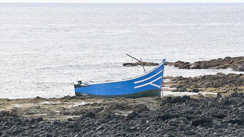 Ein leeres Boot an einem Strand in Spanien (Symbolbild). Foto: Europa Press/EUROPA PRESS/dpa