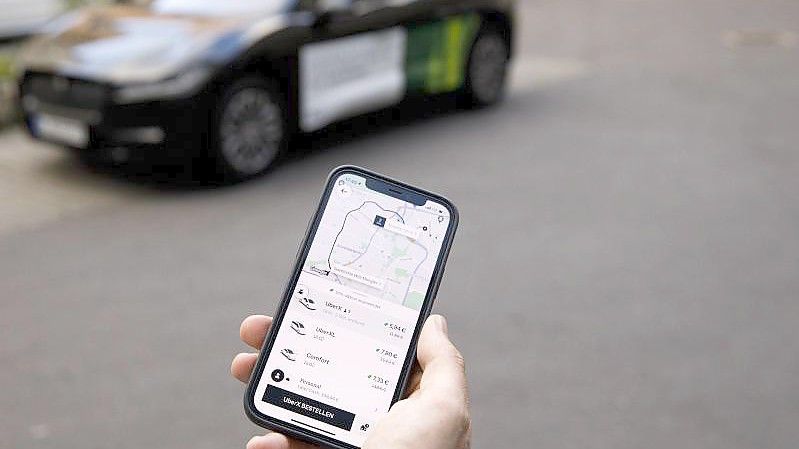 Die Handy-App zum Bestellen eines Uber-Autos ist die Grundlage des Unternehmens. Foto: Carsten Koall/dpa