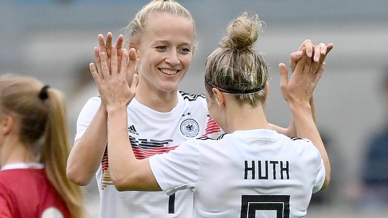 Empfiehlt sich mit ihren vier Toren gegen Serbien für die EM in England: Lea Schüller (l) feiert das 4:1 mit Svenja Huth. Foto: Hendrik Schmidt/dpa-Zentralbild/ZB