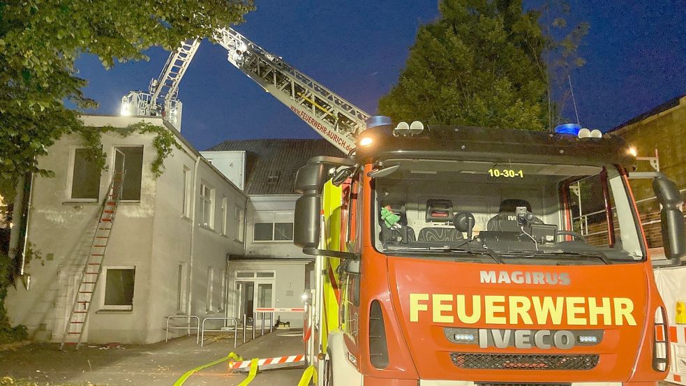 Auch die Auricher Drehleiter war im Einsatz. Über sie gelangten Feuerwehrleute in das Dachgeschoss. Foto: Volker Altrock