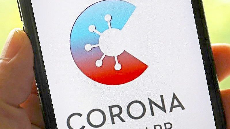 Die offizielle Corona-Warn-App ist auf einem Smartphone zu sehen. Foto: Oliver Berg/dpa