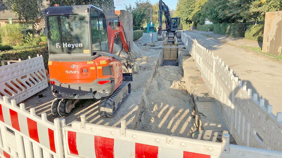 Die neue Rohrleitung verläuft, anders als die alte, nicht unter dem Gehweg, sondern unter der Straße. Foto: Aiko Recke
