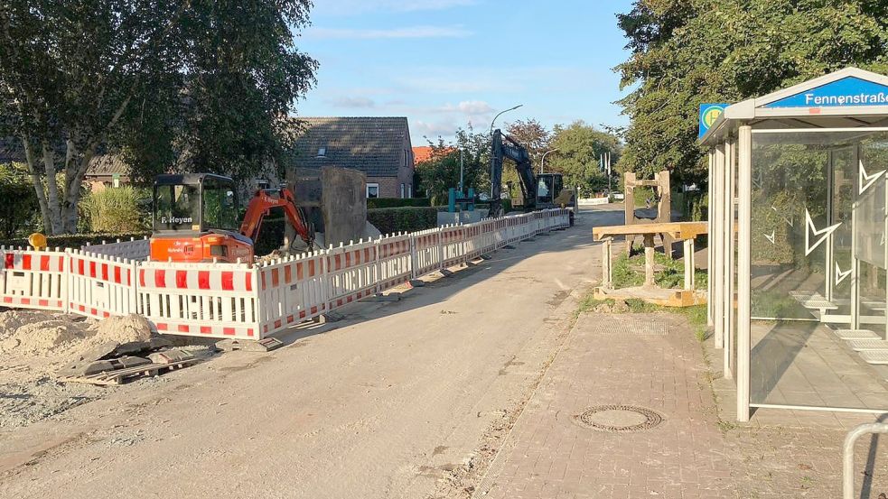 In der Nähe der Bushaltestelle Fennenstraße arbeitet das Bauunternehmen sich Stück für Stück vor. Foto: Aiko Recke