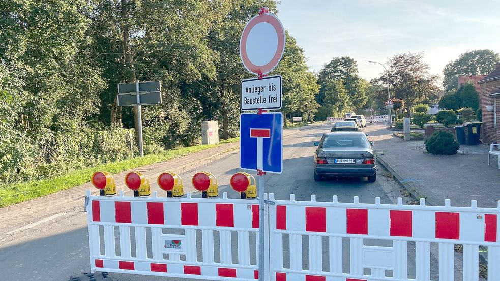 Die Friesenstraße (L 1) ist in der Ortsdurchfahrt Ochtelbur weiterhin voll gesperrt. Foto: Aiko Recke