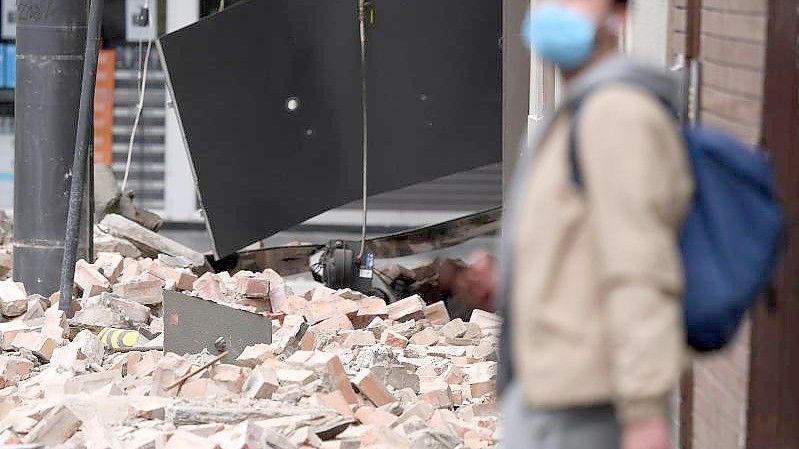 Ziegel liegen auf einer Straße in Melbourne. Die Erschütterungen des Bebens waren in der ganzen Stadt und sogar bis nach Canberra und Sydney zu spüren. Foto: James Ross/AAP/dpa