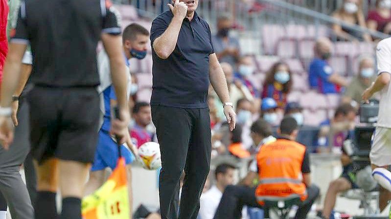 Cheftrainer Ronald Koeman steht in Barcelona in der Kritik. Foto: Joan Monfort/AP/dpa