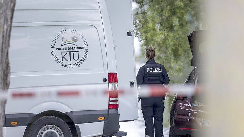 Einsatzkräfte der Mordkommission ermitteln in Hamm nach dem Fund einer Frauenleiche. Foto: Markus Gayk/TNN/dpa