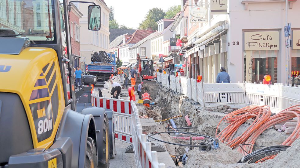 Die Bauarbeiten in der Fußgängerzone haben das engste Teilstück erreicht. Vor allem Regen- und Schmutzwasserkanäle werden dort erneuert. Foto: Heino Hermanns