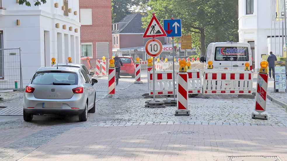 Seit Juni laufen die Bauarbeiten auf dem Ende der Burgstraße in Richtung Julianenburger Straße. Die Abwasserkanäle werden erneuert. Foto: Heino Hermanns