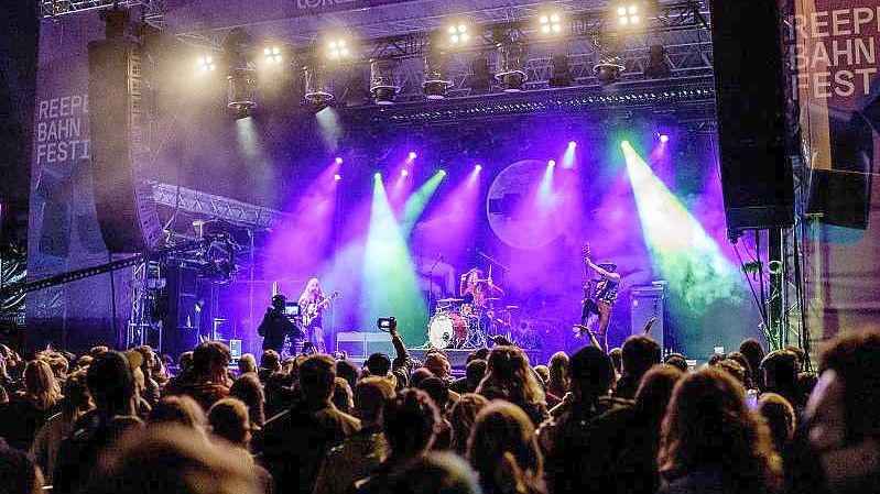 Die Berliner Band Kadavar steht beim Reeperbahn-Festival auf der Arte Concert Stage. Das Reeperbahn-Festival ist ein großes Clubfestival mit Konzerten, Nachwuchsförderung und einer Fachkonferenz der Musik- und Digitalwirtschaft. Foto: Axel Heimken/dpa