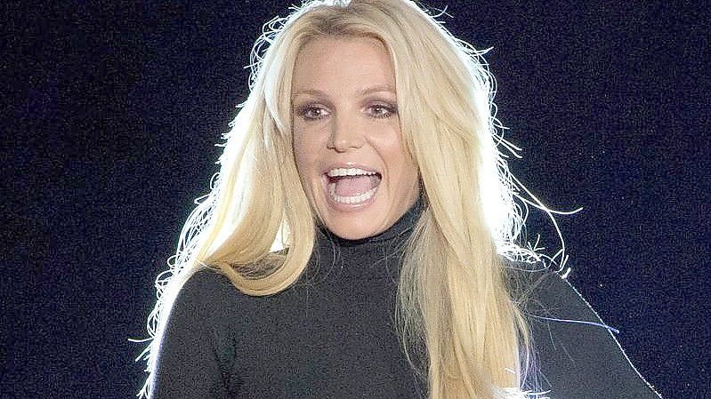 Britney Spears steht auf der Bühne vom Park MGM Hotel-Casino. Foto: Steve Marcus/Las Vegas Sun/AP/dpa