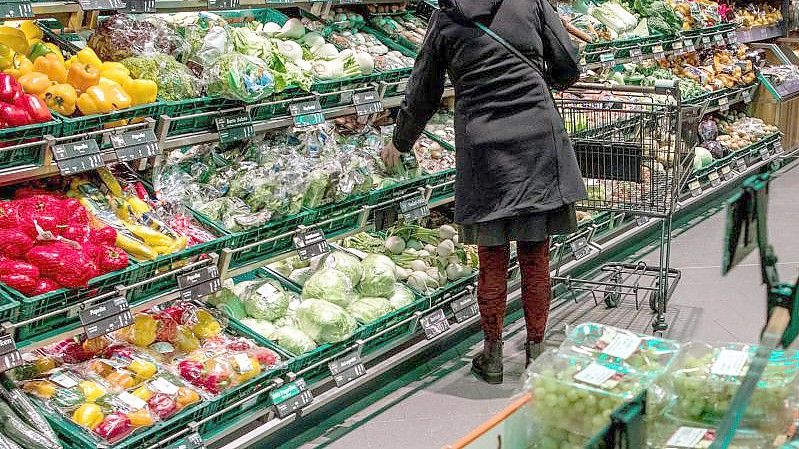 Sozialverbände und Ernährungsexperten warnen vor den sozialen und gesundheitlichen Folgen des starken Preisanstiegs für gesunde Lebensmittel. Foto: Jens Büttner/zb/dpa