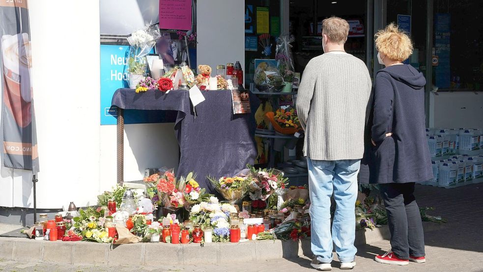 Blumen, Kerzen und Botschaften an das Opfer liegen an der Tankstelle in der Innenstadt von Idar-Oberstein. Foto: dpa/Thomas Frey