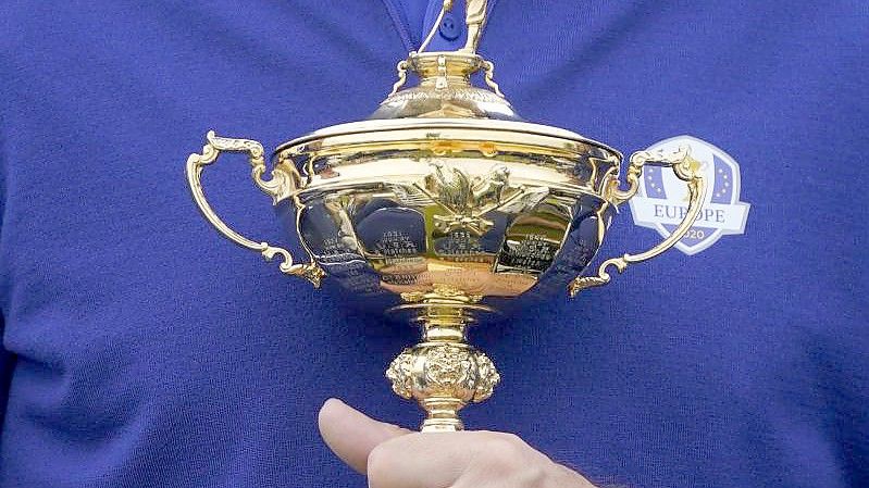 Padraig Harrington, Kapitän von Team Europa, hält den Ryder Cup. Foto: Charlie Neibergall/AP/dpa