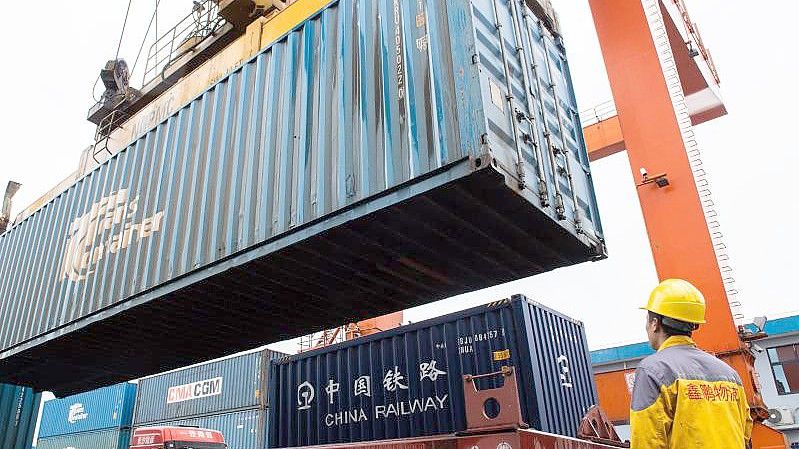 Ein Container wird am Nordbahnhof von Changsha verladen. . Foto: Chen Sihan/XinHua/dpa