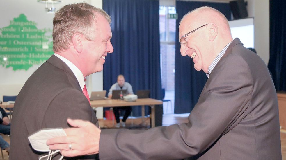 In Ihlower Rathaus gratuliert Amtsinhaber Johann Börgmann (rechts) seinem Nachfolger Arno Ulrichs. Ulrichs siegte im ersten Wahlgang deutlich mit 65 Prozent der Stimmen und wird nun neuer Bürgermeister. Johann Börgmann trat nicht erneut zur Wahl an. Foto Romuald Banik