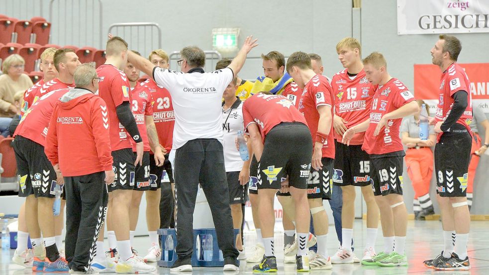 Auf offene Ohren stießen bisher die Anweisungen von OHV-Trainer Arek Blacha an seine Spieler. Die gilt es jetzt am Sonnabend im Auswärtsspiel bei GWD Minden II umzusetzen.Foto: Bernd Wolfenberg