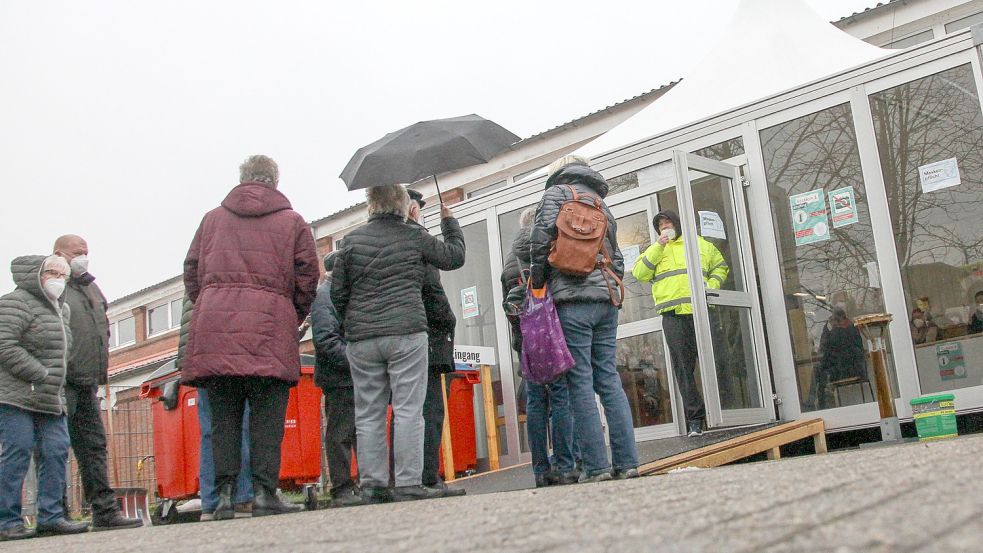 Warten im Regen: Am ersten Tag gab es lange Schlangen vor dem Eingang der Turnhalle.Archivfoto: Romuald Banik