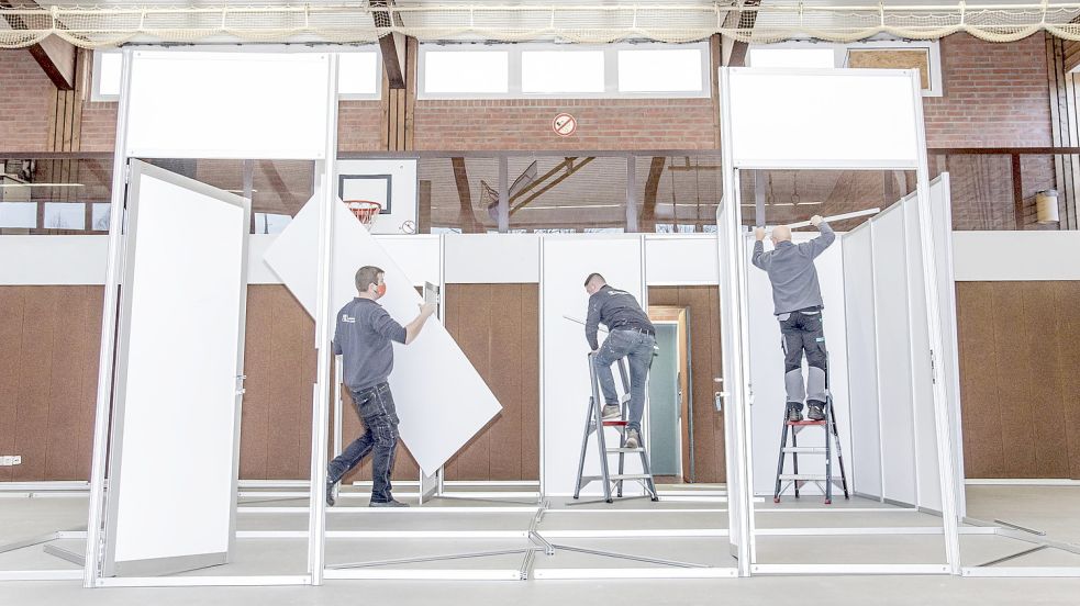 Anfang Dezember wurden die Impfkabinen in der Turnhalle aufgebaut. Innerhalb weniger Tage musste alles fertig sein.Archivfoto: Landkreis Aurich