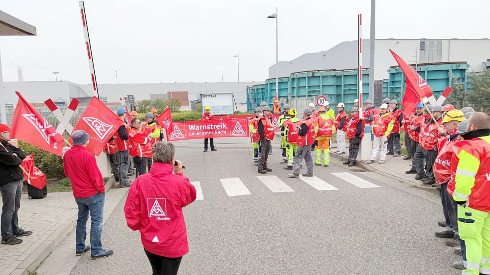 Franka Helmerichs (vorne) von der IG Metall sprach am Donnerstagmorgen zu den Mitarbeitern, die sich am Eingang von Bettels Betonteile versammelt hatten. Foto: privat