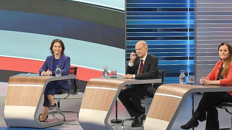 Annalena Baerbock (l.), Olaf Scholz und Janine Wissler sitzen bei der TV-Debatte „Wahl 2021 Schlussrunde“. Foto: Tobias Schwarz/POOL/dpa