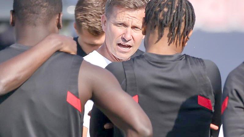 Trainer Jesse Marsch (M) und seine Leipziger stehen schon nach fünf Spieltagen unter Druck. Foto: Jan Woitas/dpa-Zentralbild/dpa