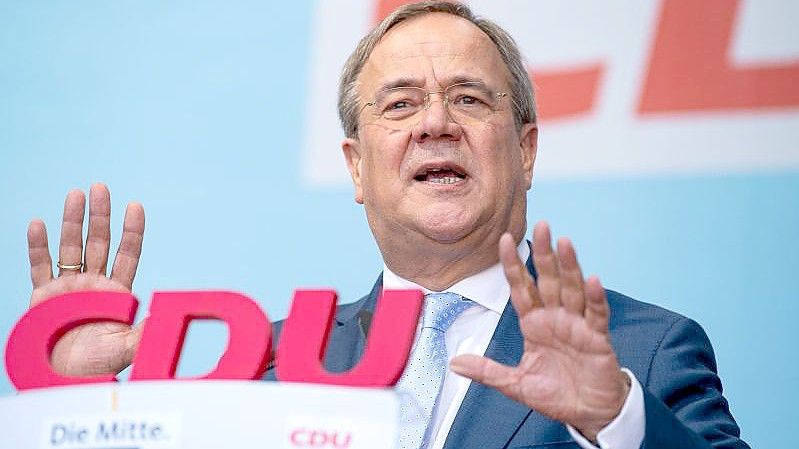 Armin Laschet (CDU) spricht im Rahmen seiner Wahlkampftour auf dem Marktplatz in Warendorf. Foto: Guido Kirchner/dpa