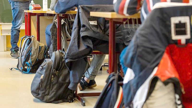 Knapp die Hälfte aller Lehrer in Deutschland ist nach Meinung des Passauer Pädagogik-Professors Norbert Seibert nicht für den Beruf geeignet. Foto: Philipp von Ditfurth/dpa