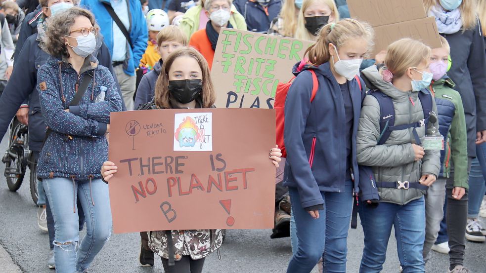 Eine Teilnehmerin des „Friday for Future“-Demonstrationszug in Aurich hält ein Plakat hoch. Die Jugendlichen demonstrierten für einen besseren Klimaschutz. Foto: Heino Herrmanns