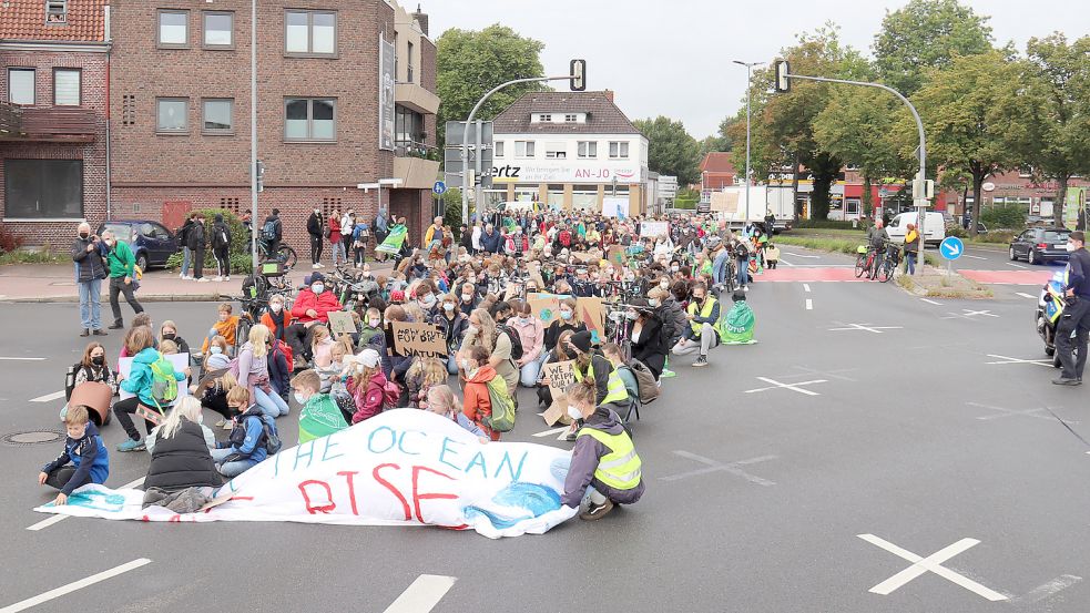 Mit einer Sitzblockade unter anderem auf der Auricher Pferdemarkt-Kreuzung stoppten die Jugendlichen zeitweise den Verkehr. Foto: Heino Herrmanns