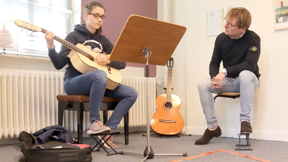 Nach dem ersten Corona-Lockdown im Frühjahr vergangenen Jahres startete Jette Hermanns wieder in den Gitarrenunterricht bei Lehrer Christian Wolff – in einem Raum mit Abstandsmarkierungen.Archivfoto: Heino Hermanns