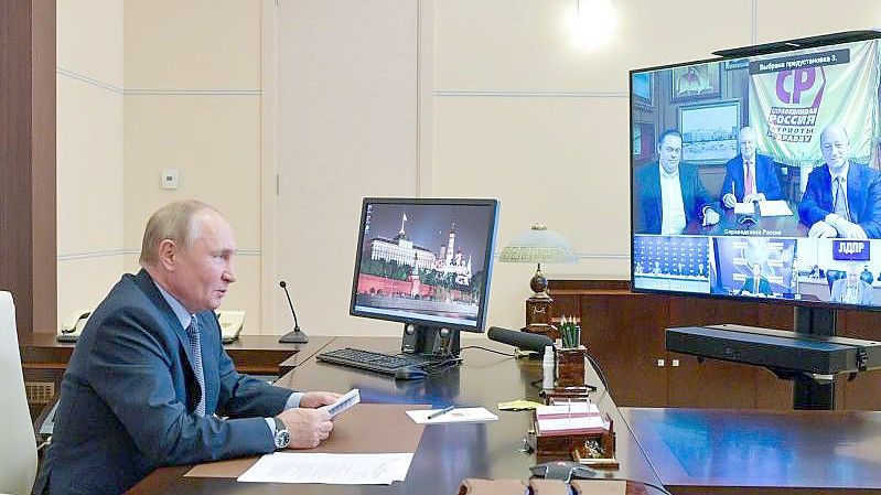 Wladimir Putin führt per Videokonferenz ein Gespräch mit Spitzenpolitikern aller in der neuen Staatsduma vertretenen Parteien. Foto: Alexei Druzhinin/Pool Sputnik Kremlin/AP/dpa