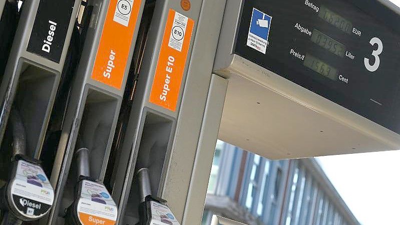 Ab Oktober soll ein Energiekostenvergleich an Tankstellen Autofahrer darüber informieren, wie viel sie mit einem anderen Antrieb zahlen müssten. Foto: Monika Skolimowska/dpa-Zentralbild/dpa