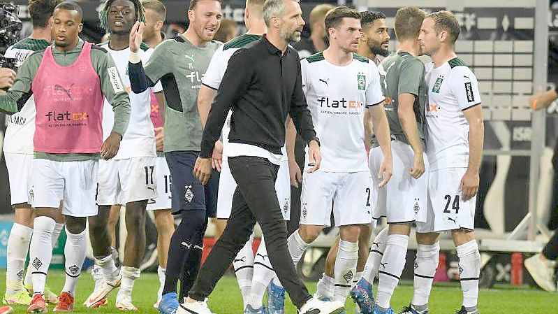 Dortmund-Trainer Marco Rose (M) ging bei seiner Rückkehr nach Mönchengladbach als Verlierer vom Platz. Foto: Bernd Thissen/dpa