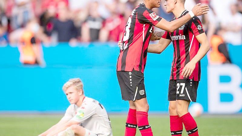 Leverkusens Florian Wirtz (r) feiert mit Piero Hincapie den Sieg über den FSV Maiz. Foto: Marius Becker/dpa