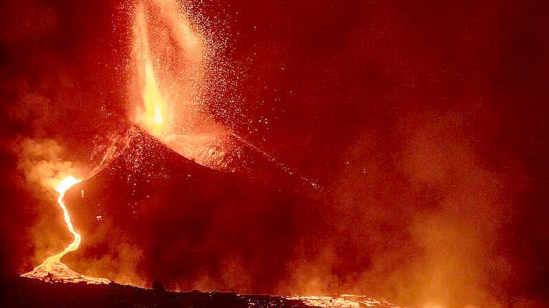 Der Vulkan Cumbre Vieja auf La Palma stößt weiter Lava aus. Foto: Kike Rincón/EUROPA PRESS/dpa